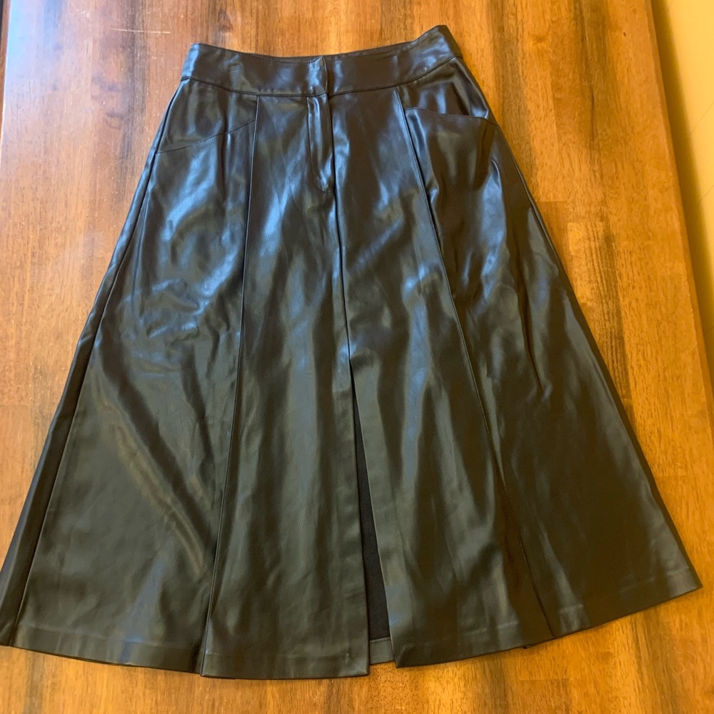 Tahari faux leather skirt women’s 6 black midi pleated front midline split